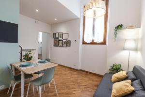 una sala de estar con un sofá y una mesa en Casa Barco Firenze, en Florencia 26 fotos más