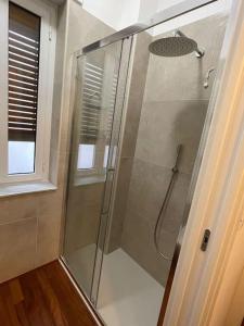 een douche met een glazen deur in de badkamer bij Maison Lulu- Appartamento nuovo in Pescara