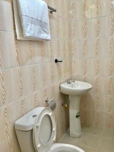 uma casa de banho com um WC e um lavatório em Milimani Comfort em Kisumu