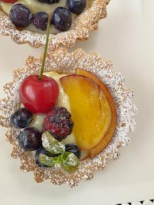 un dessert con ciliegia e frutta su un piatto di DolceSosta B&B a Pulsano