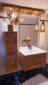 a bathroom with a sink and a large mirror at Gästewohnung Herbsleben in Herbsleben +15 photos