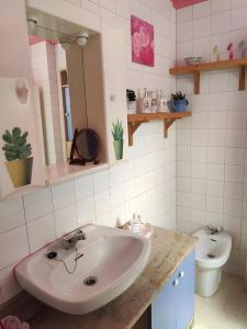 y baño con lavabo y aseo. en Casa JRM 'Ribeira Sacra', en Monforte de Lemos