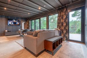 uma sala de estar com um sofá e uma mesa em Dream Corner Nordic em Laulasmaa