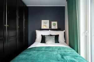 sypialnia z łóżkiem w kolorze zielonym i białym w obiekcie Apartament Royal Premium - parking podziemnym gratis, ścisłe centrum - by Kairos Apartments w mieście Gliwice