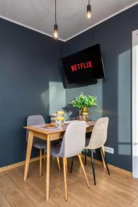 a dining room with a table and chairs at Kairos Apartments - Royal Premium - parking podziemnym gratis, ścisłe centrum in Gliwice