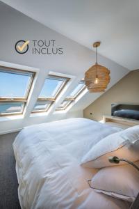 um quarto com clarabóias no tecto e uma cama em ILE WRACH - Duplex de luxe avec magnifique vue mer em Landéda