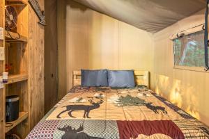 1 dormitorio con 1 cama en una tienda de campaña en Firefly Season Glamping en Sevierville
