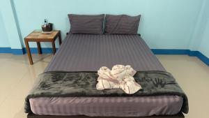 素攀府的住宿－มาดีดี รีสอร์ท，一张床上的毯子,桌子