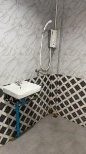 素攀府的住宿－มาดีดี รีสอร์ท，一间带水槽和淋浴的浴室