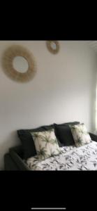 1 dormitorio con cama y espejo en la pared en Studio Jeanine en Le Portel