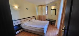 South Beach Hotel - New Management and Free Beach Access في تساريفو: غرفة نوم صغيرة مع سرير وطاولة