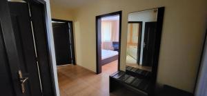 un couloir avec deux miroirs et une chambre avec un lit dans l'établissement South Beach Hotel - New Management and Free Beach Access, à Tsarévo