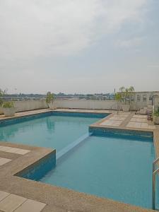 uma grande piscina com água azul em NUR MUHAMMAD HOMESTAY em Kubang Kerian