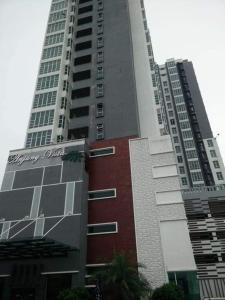 um edifício alto com um sinal em frente em NUR MUHAMMAD HOMESTAY em Kubang Kerian