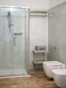 ein Bad mit einer Dusche, einem WC und einem Waschbecken in der Unterkunft Fermo della Guazzona in Busseto