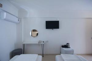 TV a/nebo společenská místnost v ubytování Smart City Bodrum Hotel