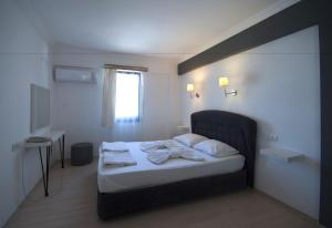 Postel nebo postele na pokoji v ubytování Smart City Bodrum Hotel