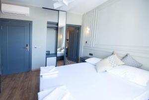 Postel nebo postele na pokoji v ubytování Smart City Bodrum Hotel