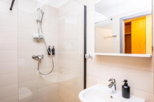 Ein Badezimmer in der Unterkunft Design Rooms - Kvaternik Square