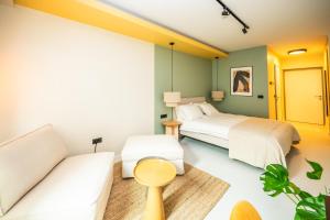 Ein Bett oder Betten in einem Zimmer der Unterkunft Design Rooms - Kvaternik Square