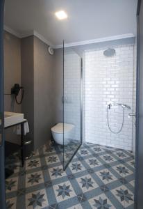 y baño con ducha, aseo y lavamanos. en Bodrum Smart City Hotel en Bodrum