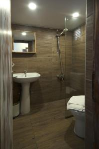 y baño con lavabo, aseo y ducha. en Bodrum Smart City Hotel en Bodrum