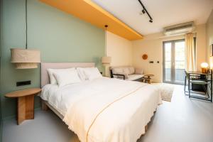 Ein Bett oder Betten in einem Zimmer der Unterkunft Design Rooms - Kvaternik Square