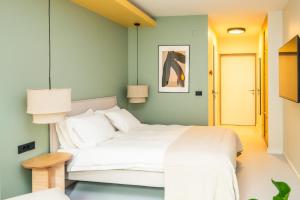 Ein Bett oder Betten in einem Zimmer der Unterkunft Design Rooms - Kvaternik Square
