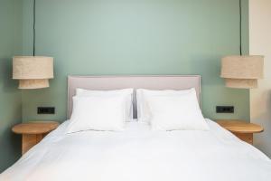 Ein Bett oder Betten in einem Zimmer der Unterkunft Design Rooms - Kvaternik Square