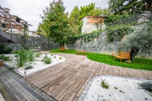 Ein Garten an der Unterkunft Design Rooms - Kvaternik Square