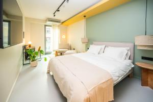 Ein Bett oder Betten in einem Zimmer der Unterkunft Design Rooms - Kvaternik Square
