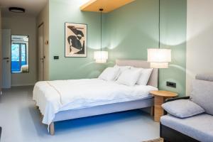 1 dormitorio con 1 cama y 1 sofá en Superb Petrova Street Rooms en Zagreb