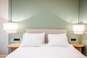 Ein Bett oder Betten in einem Zimmer der Unterkunft Design Rooms - Kvaternik Square