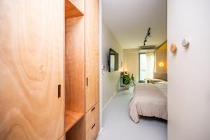 Ein Bett oder Betten in einem Zimmer der Unterkunft Design Rooms - Kvaternik Square