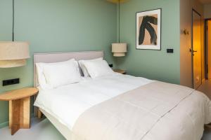 Ein Bett oder Betten in einem Zimmer der Unterkunft Design Rooms - Kvaternik Square