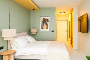 Ein Bett oder Betten in einem Zimmer der Unterkunft Design Rooms - Kvaternik Square