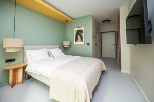 Ein Bett oder Betten in einem Zimmer der Unterkunft Design Rooms - Kvaternik Square