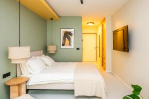 Ein Bett oder Betten in einem Zimmer der Unterkunft Design Rooms - Kvaternik Square