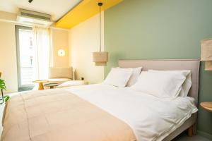 Ein Bett oder Betten in einem Zimmer der Unterkunft Design Rooms - Kvaternik Square