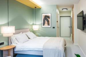 Ein Bett oder Betten in einem Zimmer der Unterkunft Design Rooms - Kvaternik Square