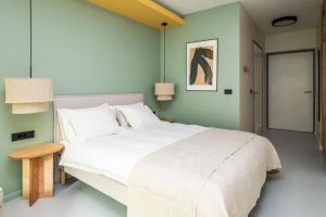Ein Bett oder Betten in einem Zimmer der Unterkunft Design Rooms - Kvaternik Square