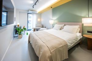 Ein Bett oder Betten in einem Zimmer der Unterkunft Design Rooms - Kvaternik Square