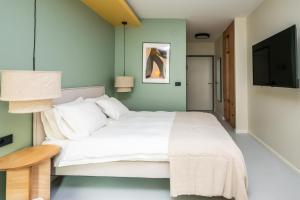Ein Bett oder Betten in einem Zimmer der Unterkunft Design Rooms - Kvaternik Square