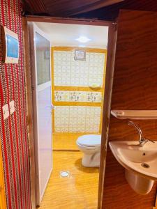 een kleine badkamer met een toilet en een wastafel bij camp scylla Wadi Rum in Wadi Rum