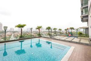 een zwembad op het dak van een gebouw met palmbomen bij Beautiful 3B2B for 6 pax w Pool - Setapak in Kuala Lumpur