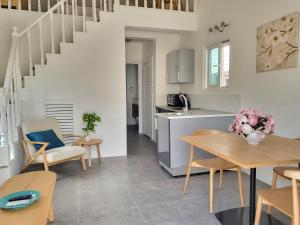 een keuken en een woonkamer met een tafel en stoelen bij Crawlbay Suites Hotel in Newfield