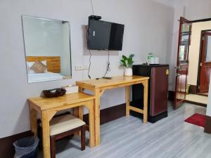 טלויזיה ו/או מרכז בידור ב-Mookboonchu Guesthouse ,Kohmook Trang