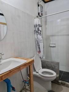 uma casa de banho com um WC, um lavatório e um chuveiro em Mookboonchu Guesthouse ,Kohmook Trang em Ko Mook