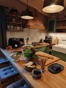 una cocina con una mesa de madera con comida. en Löberbauer, Ferienwohnung, en Tux