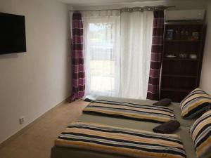 Rúm í herbergi á Apartmány U Hadiny